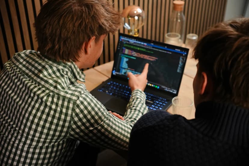 Ejnar viser kode til Morten