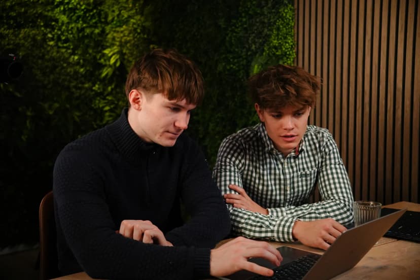 Ejnar og Morten arbejder sammen ved computeren